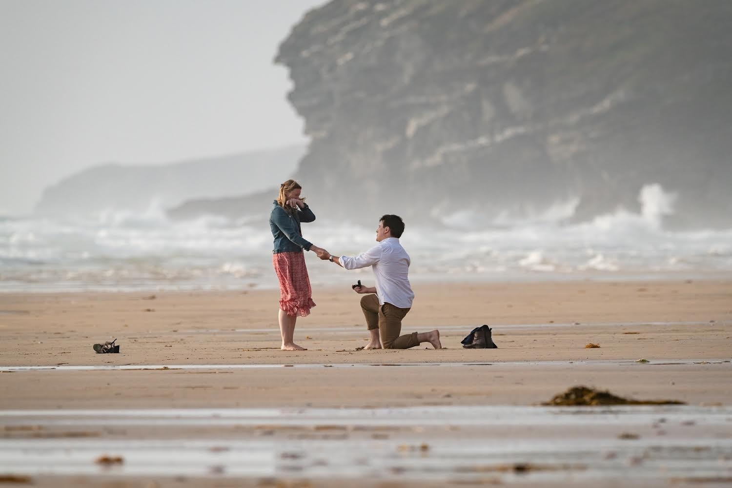 Guillaume proposes to Margaux on a Cornwall beach, July 2023